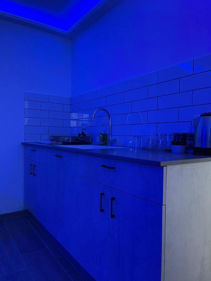 חדרי לייבל Label Rooms Blue & Red 티베리아 외부 사진